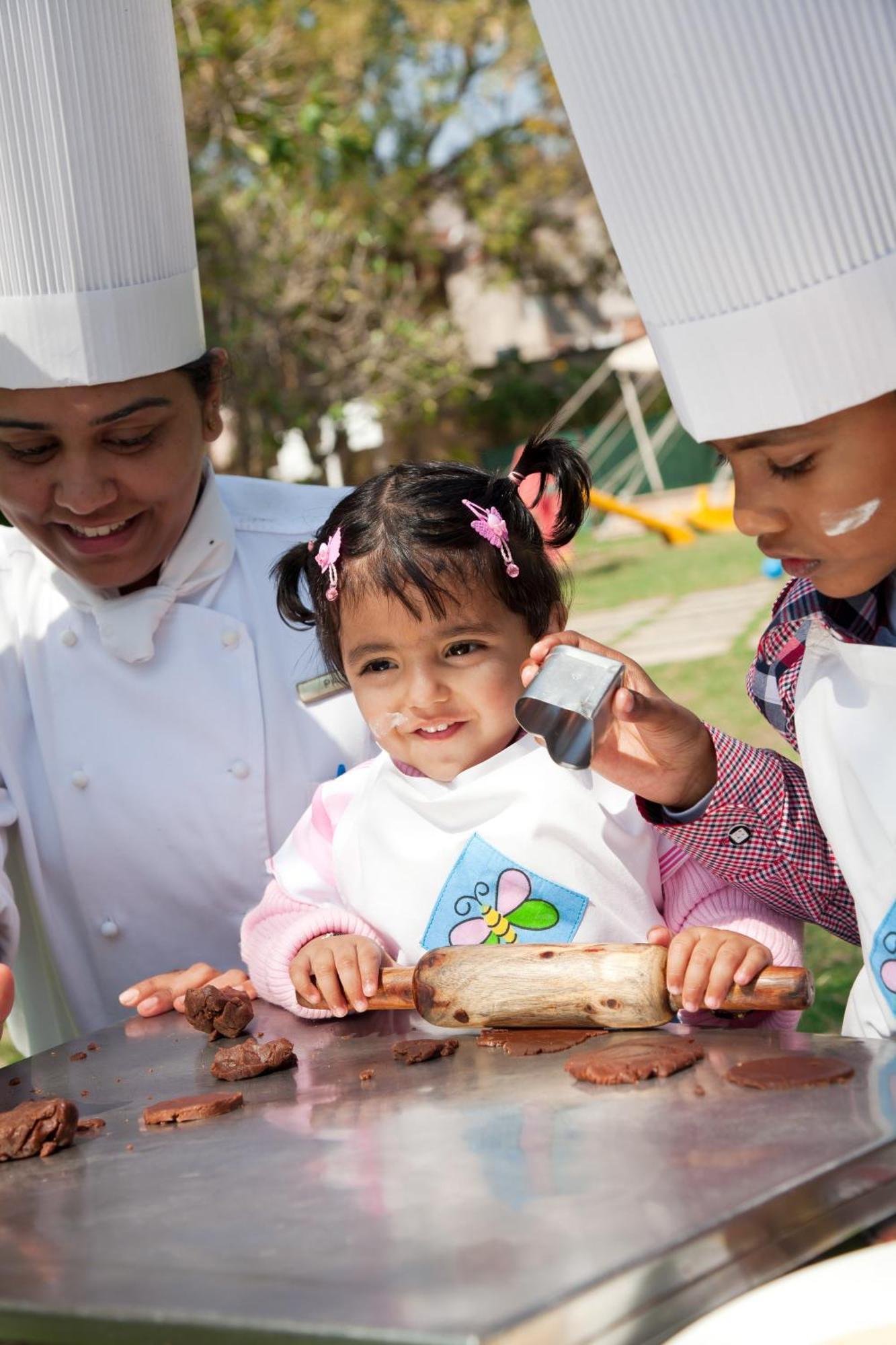 فندق ترايدنت جايبور المظهر الخارجي الصورة A child with a cochlear implant