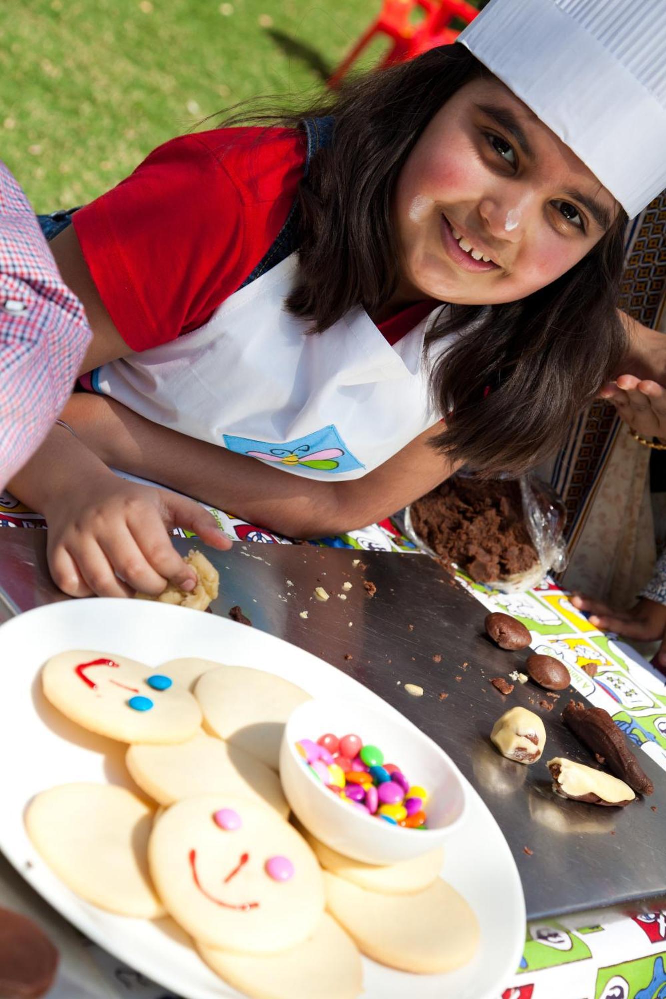 فندق ترايدنت جايبور المظهر الخارجي الصورة A child wearing an apron