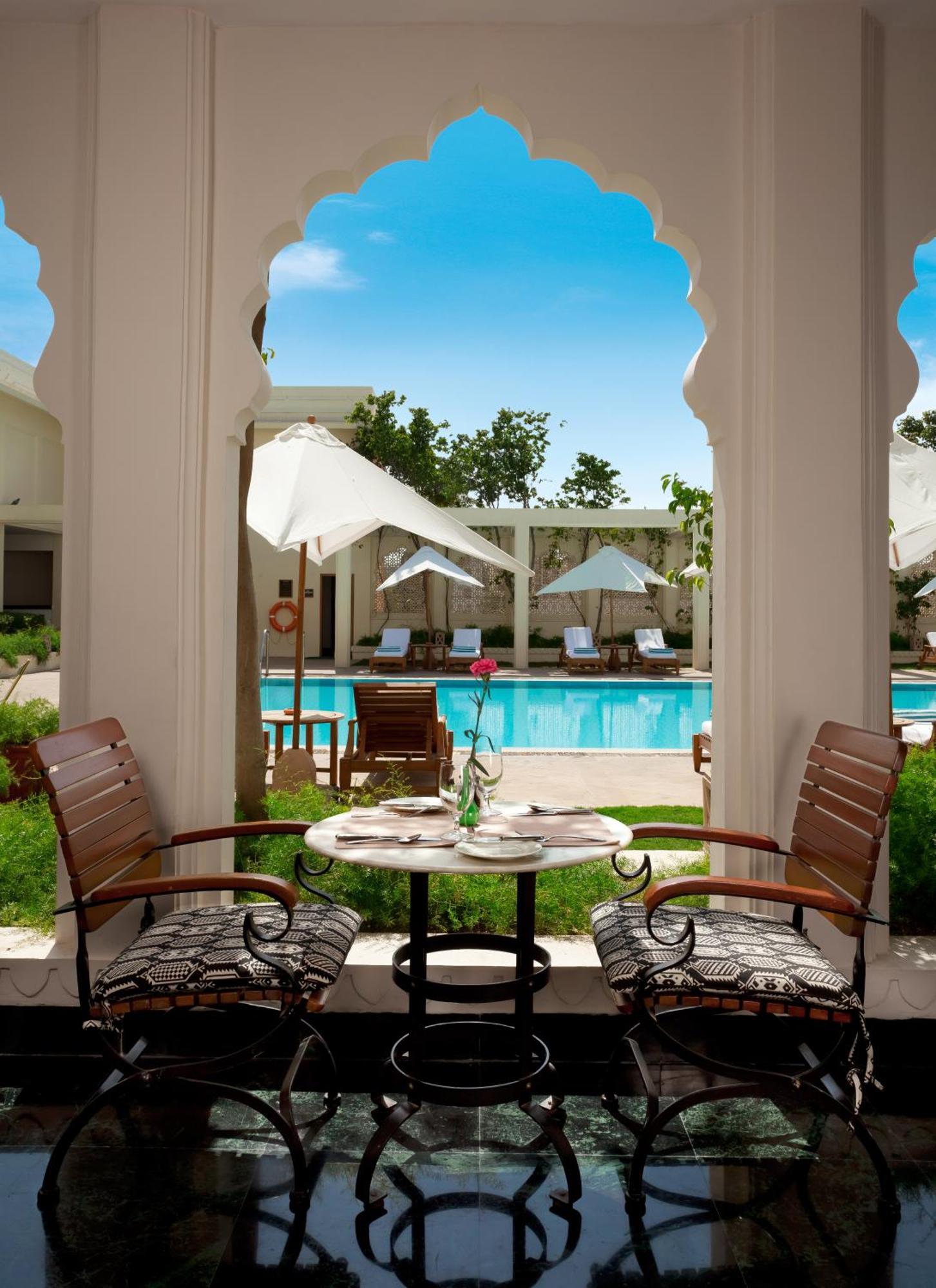 فندق ترايدنت جايبور المظهر الخارجي الصورة The pool at the Taj Bengal